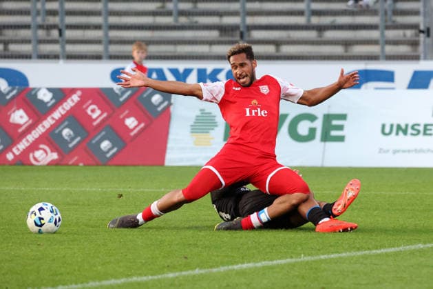 Kevin Goden (SI) vo. gegen Pedro Jose Restrepo Naranjo (PB) hi. Fussball Regionalliga West, 6. Spieltag, Sportfreunde Siegen - SC Paderborn 07 U21, U 21 am 02.09.2026 in Siegen Deutschland.