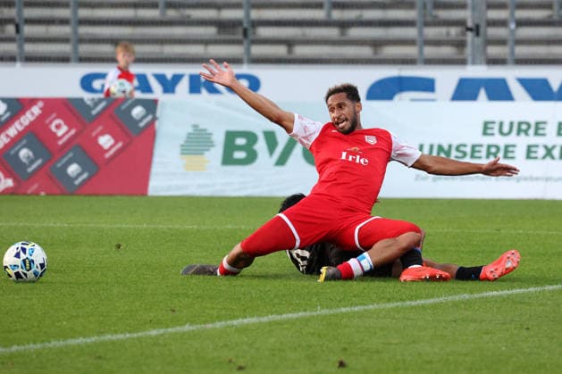 Kevin Goden (SI) vo. gegen Pedro Jose Restrepo Naranjo (PB) hi. Fussball Regionalliga West, 6. Spieltag, Sportfreunde Siegen - SC Paderborn 07 U21, U 21 am 02.09.2026 in Siegen Deutschland.