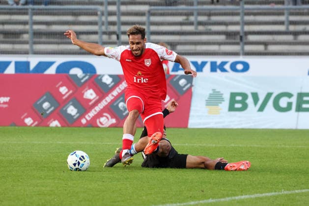 Kevin Goden (SI) vo. gegen Pedro Jose Restrepo Naranjo (PB) hi. Fussball Regionalliga West, 6. Spieltag, Sportfreunde Siegen - SC Paderborn 07 U21, U 21 am 02.09.2026 in Siegen Deutschland.