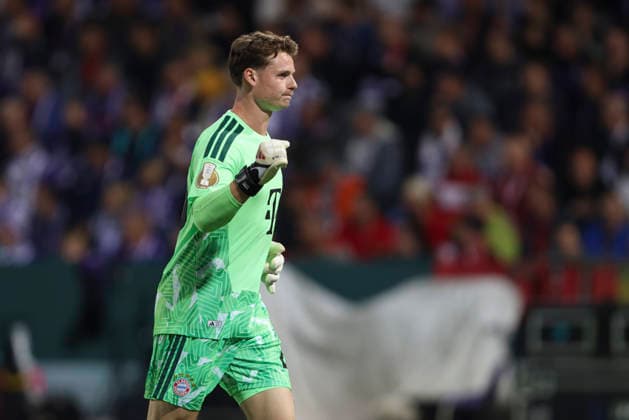 Torwart Jonas Urbig (FC Bayern Muenchen) gestikuliert, Gestik waehrend des DFB-Pokal Spiels zwichen VfL Osnabrueck v FC Bayern Muenchen, Bremer Bruecke am 02. September 2026 in Osnabrueck, Deutschland. (Foto von Oliver Kaelke DeFodi Images) +++ Torwart Jonas Urbig (FC Bayern Muenchen) gestures during the DFB-Pokal match between VfL Osnabrueck v FC Bayern Muenchen at Bremer Bruecke on September 2, 2026 in Osnabrueck, Germany. (Photo by Oliver Kaelke DeFodi Images) (Photo by Oliver Kaelke DeFodi Images) -