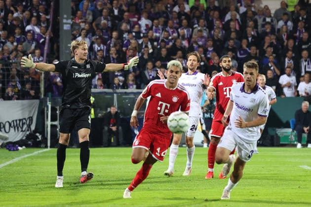 02.09.2026, xrekx, Fussball DFB Pokal 1.Runde, VfL Osnabrueck - FC Bayern München v.l. Jonas Krumrey (VfL Osnabrueck Osnabrück) Luis Diaz (FC Bayern Muenchen) Patrick Kammerbauer (VfL Osnabrueck Osnabrück) Osnabrueck