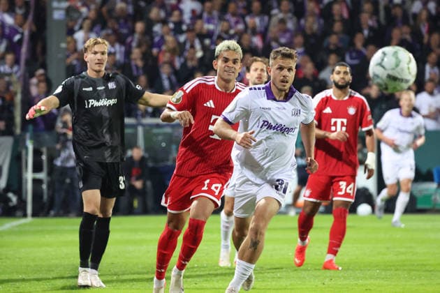 02.09.2026, xrekx, Fussball DFB Pokal 1.Runde, VfL Osnabrueck - FC Bayern München v.l. Jonas Krumrey (VfL Osnabrueck Osnabrück) Luis Diaz (FC Bayern Muenchen) Patrick Kammerbauer (VfL Osnabrueck Osnabrück) Osnabrueck