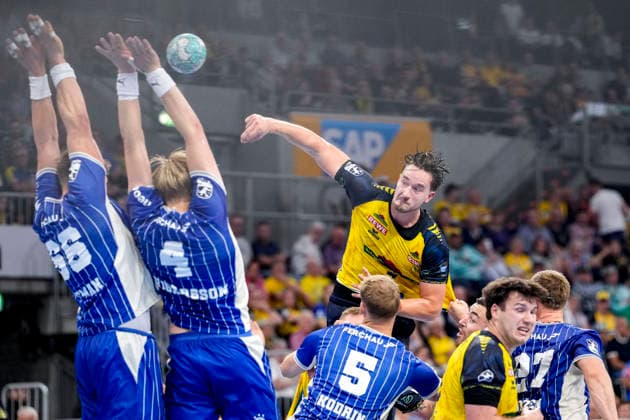 v.li.: Stepan Zeman (VfL, 66), Ellidi Snaer Vidarsson (VfL, 4), Robert Timmermeister (RNL, 7), beim Sprungwurf, Wurf, Torwurf, Action, Aktion, Spielszene, 02.09.2026, Mannheim (Deutschland), Handball, Bundesliga, Rhein-Neckar Löwen - VfL Gummersbach