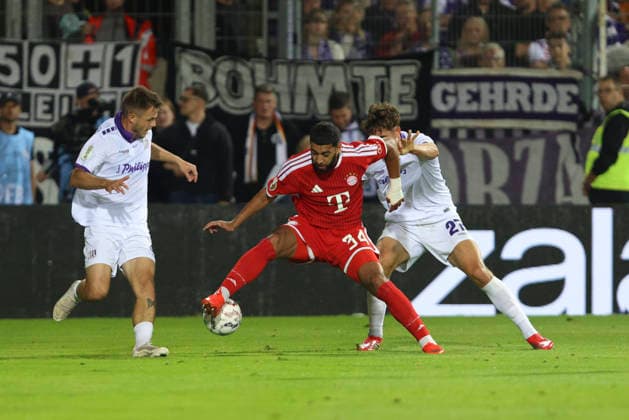 Patrick Kammerbauer (VfL Osnabrueck), Ismael Saibari (FC Bayern Muenchen) und Robin Fabinski (VfL Osnabrueck) im Zweikampf waehrend des DFB-Pokal Spiels zwichen VfL Osnabrueck v FC Bayern Muenchen, Bremer Bruecke am 02. September 2026 in Osnabrueck, Deutschland. (Foto von Oliver Kaelke DeFodi Images) +++ Patrick Kammerbauer (VfL Osnabrueck), Ismael Saibari (FC Bayern Muenchen) und Robin Fabinski (VfL Osnabrueck) battle for the ball during the DFB-Pokal match between VfL Osnabrueck v FC Bayern Muenchen at Bremer Bruecke on September 2, 2026 in Osnabrueck, Germany. (Photo by Oliver Kaelke DeFodi Images) (Photo by Oliver Kaelke DeFodi Images) -