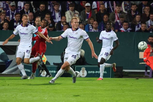 02.09.2026, xrekx, Fussball DFB Pokal 1.Runde, VfL Osnabrueck - FC Bayern München v.l. Adrian Beck (VfL Osnabrueck Osnabrück) Michael Olise (FC Bayern Muenchen) Niklas Wiemann (VfL Osnabrueck Osnabrück) Zweikampf, Aktion, action, battle for the ball Osnabrueck