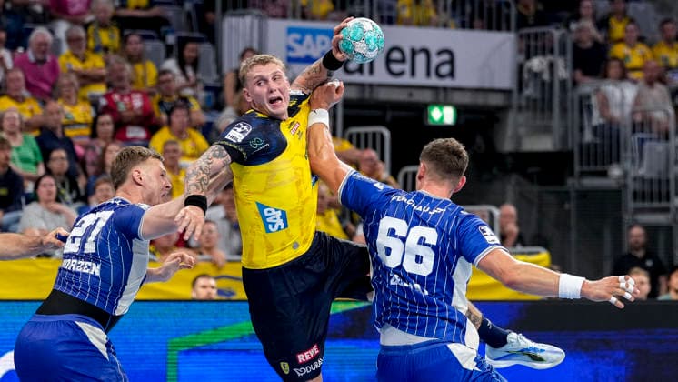 v.li.: Kristjan Horzen (VfL, 27), Edwin Aspenbäck (RNL, 78), Stepan Zeman (VfL, 66), Zweikampf, Spielszene, Duell, duel, tackle, tackling, Dynamik, Action, Aktion, 02.09.2026, Mannheim (Deutschland), Handball, Bundesliga, Rhein-Neckar Löwen - VfL Gummersbach