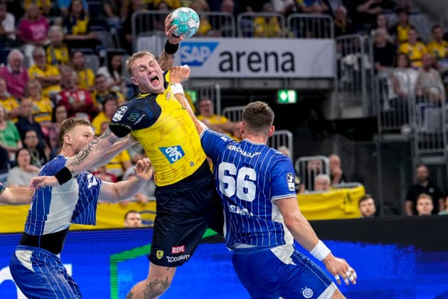 v.li.: Kristjan Horzen (VfL, 27), Edwin Aspenbäck (RNL, 78), Stepan Zeman (VfL, 66), Zweikampf, Spielszene, Duell, duel, tackle, tackling, Dynamik, Action, Aktion, 02.09.2026, Mannheim (Deutschland), Handball, Bundesliga, Rhein-Neckar Löwen - VfL Gummersbach