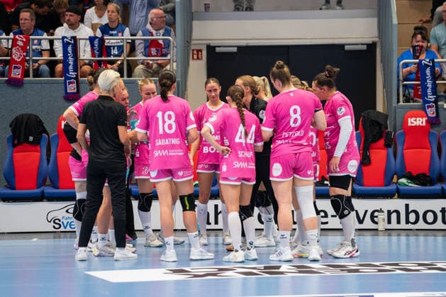 Die Spielerinnen der TuS Metzingen (GER) bei einer Auszeit HSG Blomberg-Lippe (GER) vs. TuS Metzingen (GER), Handball, 1. Handball Bundesliga Frauen, Spieltag 2, Saison 2026 2027, Blomberg, 02.09.26 Blomberg Copyright: xEibner-Pressefotox EP_