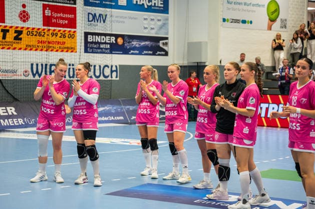 Die Spielerinnen der TuS Metzingen (GER) sind enttaeuscht traurig nach der Niederlage gegen HSG Blomberg-Lippe (GER) HSG Blomberg-Lippe (GER) vs. TuS Metzingen (GER), Handball, 1. Handball Bundesliga Frauen, Spieltag 2, Saison 2026 2027, Blomberg, 02.09.26 Blomberg Copyright: xEibner-Pressefotox EP_