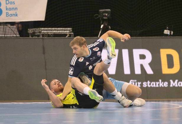Foto : Oliver NORLYK ( Hamburg ) stolpert über Patrick ZIEKER (Stuttgart , links ) Handball Herren 1. Bundesliga 2. Spieltag am Mi. 02.09.2026 Handball 1. Liga HCH Hamburg - TVB Stuttgart 34 - 34