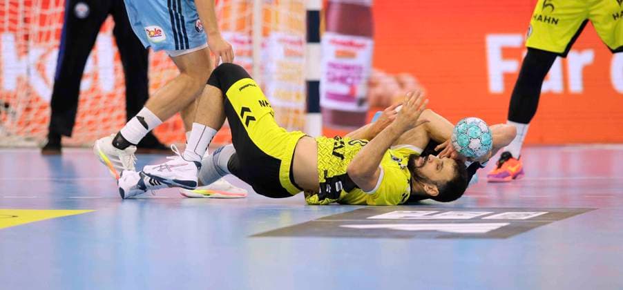 Foto : Elias KOFLER ( Hamburg ) in Bodenakrobatik gegen Mohamed Amine DARMOUL ( Stuttgart ) Handball Herren 1. Bundesliga 2. Spieltag am Mi. 02.09.2026 Handball 1. Liga HCH Hamburg - TVB Stuttgart 34 - 34