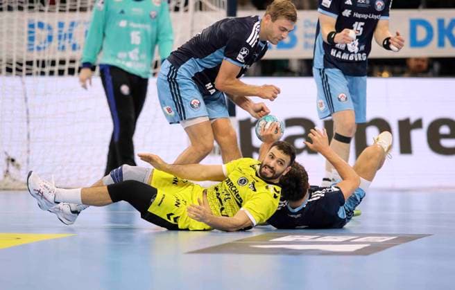Foto : Elias KOFLER und oben Oliver NORLYK ( Hamburg ) in Bodenakrobatik gegen Mohamed Amine DARMOUL ( Stuttgart ) Handball Herren 1. Bundesliga 2. Spieltag am Mi. 02.09.2026 Handball 1. Liga HCH Hamburg - TVB Stuttgart 34 - 34