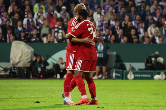02.09.2026, xrekx, Fussball DFB Pokal 1.Runde, VfL Osnabrueck - FC Bayern München v.l. Torjubel nach dem Tor zum celebrating the goal celebrate 1:1 durch Harry Kane (FC Bayern Muenchen) mit Ismael Saibari (FC Bayern Muenchen) Osnabrueck