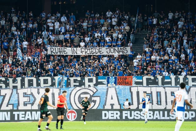 Fussball, Schweiz: Brack Super League, 6. Spieltag: Grasshopper Club Zürich vs. FC St. Gallen 1879, Mittwoch, 02.09.2026 (Stadion Letzigrund, Zürich); Grasshopper Club Zürich Fans mit Botschaft Ruhe in Friede Jonas, Anzeige, Banner Copyright: xValentinxDomgjonix