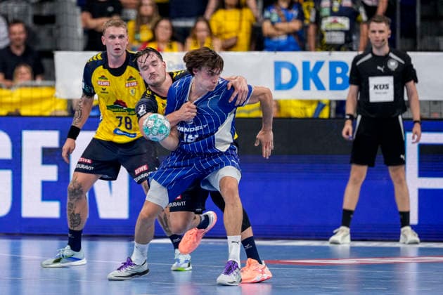 v.li.: Robert Timmermeister (RNL, 7), Miro Schluroff (VfL, 15), Zweikampf, Spielszene, Duell, duel, tackle, tackling, Dynamik, Action, Aktion, 02.09.2026, Mannheim (Deutschland), Handball, Bundesliga, Rhein-Neckar Löwen - VfL Gummersbach