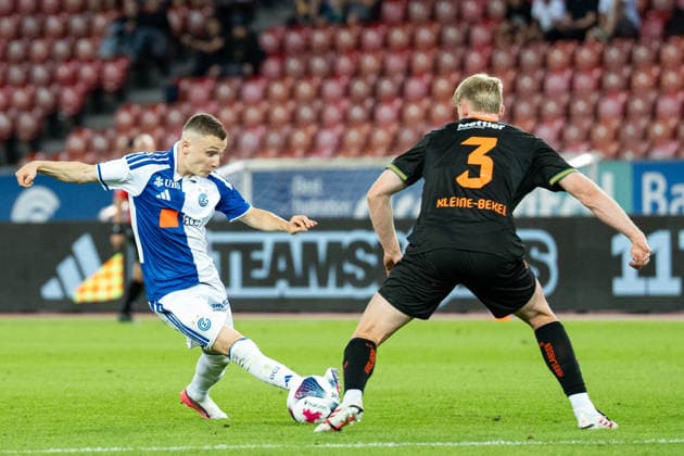 Fussball, Schweiz: Brack Super League, 6. Spieltag: Grasshopper Club Zürich vs. FC St. Gallen 1879, Mittwoch, 02.09.2026 (Stadion Letzigrund, Zürich); Samuel Krasniqi (17, Grasshopper Club Zürich), Colin Kleine-Bekel (3, FC St. Gallen) Copyright: xValentinxDomgjonix