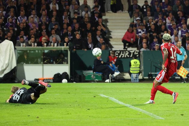 02.09.2026, xrekx, Fussball DFB Pokal 1.Runde, VfL Osnabrueck - FC Bayern München v.l. Jonas Krumrey (VfL Osnabrueck Osnabrück) Luis Diaz (FC Bayern Muenchen) Osnabrueck