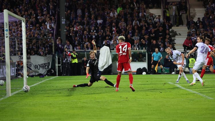 02.09.2026, xrekx, Fussball DFB Pokal 1.Runde, VfL Osnabrueck - FC Bayern München v.l. Tom Bischof (FC Bayern Muenchen) Torschuetze, erzielt das Tor, Treffer, scores the goal 1:2 Jonas Krumrey (VfL Osnabrueck Osnabrück) Osnabrueck
