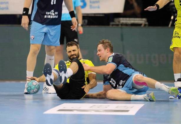 Foto : Moritz SAUTER ( Hamburg ) und links ... Martin HOVDE gegen .... Mohamed Amine DARMOUL ( Stuttgart ) Handball Herren 1. Bundesliga 2. Spieltag am Mi. 02.09.2026 Handball 1. Liga HCH Hamburg - TVB Stuttgart 34 - 34