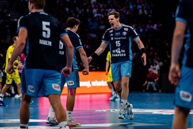 02.09.2026, xdobgx, Handball Opel HBL, Handball Club Hamburg - TVB Stuttgart v.l. Oliver Norlyk (Handball Club Hamburg, 5), Elias Kofler (Handball Club Hamburg, 6), Dominik Axmann (Handball Club Hamburg, 15) Jubel, Torjubel, jubelt ueber das Tor, celebrate the goal, celebration Hamburg