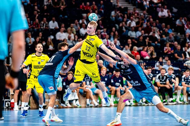 02.09.2026, xdobgx, Handball Opel HBL, Handball Club Hamburg - TVB Stuttgart v.l. Nicolaj Jorgensen (Handball Club Hamburg, 11), Torben Matzken (TVB Stuttgart, 22) beim Wurf, in action, throwing, Elias Kofler (Handball Club Hamburg, 6), Zweikampf, Duell, Kampf, tackle Hamburg