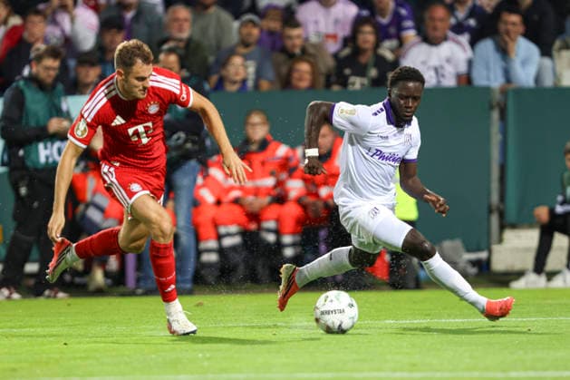 Josip Stanisic (FC Bayern Muenchen) und Ismail Badjie (VfL Osnabrueck) im Zweikampf waehrend des DFB-Pokal Spiels zwichen VfL Osnabrueck v FC Bayern Muenchen, Bremer Bruecke am 02. September 2026 in Osnabrueck, Deutschland. (Foto von Oliver Kaelke DeFodi Images) +++ Josip Stanisic (FC Bayern Muenchen) und Ismail Badjie (VfL Osnabrueck) battle for the ball during the DFB-Pokal match between VfL Osnabrueck v FC Bayern Muenchen at Bremer Bruecke on September 2, 2026 in Osnabrueck, Germany. (Photo by Oliver Kaelke DeFodi Images) (Photo by Oliver Kaelke DeFodi Images) -