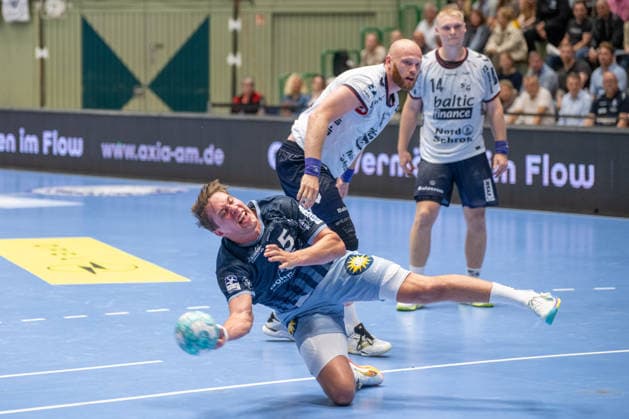 Lars Mitchell Kooij (Bergischer HC 06, 15) hat sich am Kreis durchgesetzt und wirft im Fallen. Dabei Arnar Freyr Arnarsson (SG Flensburg Handewitt, 41) und Emil Bergholt (SG Flensburg Handewitt, 14). Bergischer HC vs. SG Flensburg-Handewitt, Handball, Opel HBL, 02. Spieltag, Saison 2026 2027, 02.09.2026 Bergischer HC vs. SG Flensburg-Handewitt, Handball, Opel HBL, 02. Spieltag, Saison 2026 2027, 02.09.2026 Wuppertal Copyright: xEibner-Pressefoto ThomasxHaeslerx EP_THR