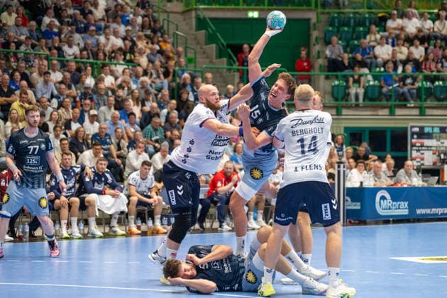 Zweikampf zwischen Arnar Freyr Arnarsson (SG Flensburg Handewitt, 41), Lars Mitchell Kooij (Bergischer HC 06, 15) und Emil Bergholt (SG Flensburg Handewitt, 14). Bergischer HC vs. SG Flensburg-Handewitt, Handball, Opel HBL, 02. Spieltag, Saison 2026 2027, 02.09.2026 Bergischer HC vs. SG Flensburg-Handewitt, Handball, Opel HBL, 02. Spieltag, Saison 2026 2027, 02.09.2026 Wuppertal Copyright: xEibner-Pressefoto ThomasxHaeslerx EP_THR
