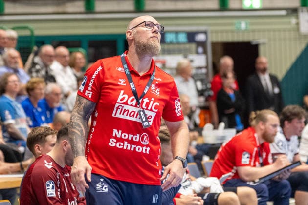 Ales Pajovic (SG Flensburg Handewitt, Trainer) sehnt das Ende herbei und schaut auf die Uhr. Bergischer HC vs. SG Flensburg-Handewitt, Handball, Opel HBL, 02. Spieltag, Saison 2026 2027, 02.09.2026 Bergischer HC vs. SG Flensburg-Handewitt, Handball, Opel HBL, 02. Spieltag, Saison 2026 2027, 02.09.2026 Wuppertal Copyright: xEibner-Pressefoto ThomasxHaeslerx EP_THR