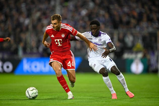 DFB Pokal - 26 27 - VfL Osnabrück - FC Bayern München am 02.09.2026 an der Bremer Brücke in Osnabrück Josip Stanisic (Bayern Muenchen) im Zweikampf gegen Ismail Badjie (Osnabrueck)