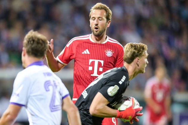 Fußball, DFB-Pokal, 20260902, VfL Osnabrück - FC Bayern München. Im Bild v.l. Harry KANE (Bayern, 9), Torwart Jonas KRUMREY (Osnabrück, 32). Osnabrück Osnatel Arena Niedersachsen Deutschland Copyright: Passion2Press MarkusxFischerx