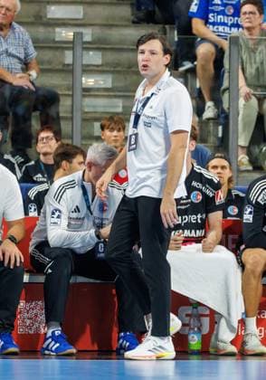 02.09.2026 - Handball - 1. Bundesliga OPEL HBL - Saison 2026 2027 - 02. Spieltag: HC Erlangen Metropolregion Nürnberg HCE - TSV Hannover-Burgdorf ( Die Recken ) - DaMa - xdaxmax - Johannes Sellin ( Trainer HC Erlangen HCE ) gibt Anweisungen