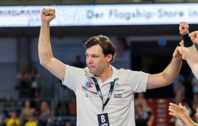 02.09.2026 - Handball - 1. Bundesliga OPEL HBL - Saison 2026 2027 - 02. Spieltag: HC Erlangen Metropolregion Nürnberg HCE - TSV Hannover-Burgdorf ( Die Recken ) - DaMa - xdaxmax - Jubel Freude - Johannes Sellin ( Trainer HC Erlangen HCE ) ballt Faust Fäuste freut sich Freude