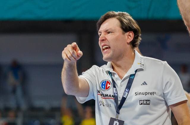02.09.2026 - Handball - 1. Bundesliga OPEL HBL - Saison 2026 2027 - 02. Spieltag: HC Erlangen Metropolregion Nürnberg HCE - TSV Hannover-Burgdorf ( Die Recken ) - DaMa - xdaxmax - Johannes Sellin ( Trainer HC Erlangen HCE ) zeigt an gestikuliert dirigiert gibt Anweisungen