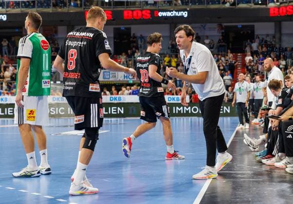 02.09.2026 - Handball - 1. Bundesliga OPEL HBL - Saison 2026 2027 - 02. Spieltag: HC Erlangen Metropolregion Nürnberg HCE - TSV Hannover-Burgdorf ( Die Recken ) - DaMa - xdaxmax - Johannes Sellin ( Trainer HC Erlangen HCE ) gibt Anweisungen an Sander Andreassen Overjordet ( 8, HC Erlangen HCE )