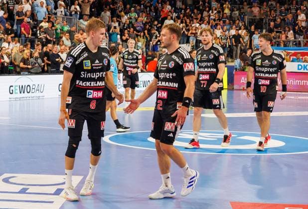 02.09.2026 - Handball - 1. Bundesliga OPEL HBL - Saison 2026 2027 - 02. Spieltag: HC Erlangen Metropolregion Nürnberg HCE - TSV Hannover-Burgdorf ( Die Recken ) - DaMa - xdaxmax - Sander Andreassen Overjordet ( 8, HC Erlangen HCE ) Frieder Bandlow (2, HC Erlangen HCE ) und Mannschaft Team enttäuscht Enttäuschung nach Spielende