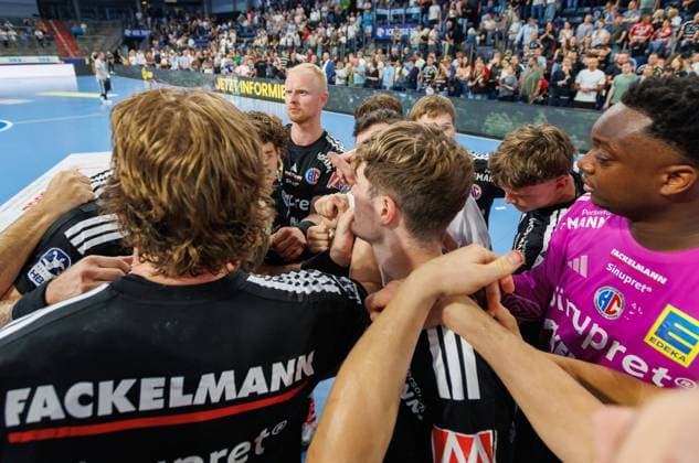 02.09.2026 - Handball - 1. Bundesliga OPEL HBL - Saison 2026 2027 - 02. Spieltag: HC Erlangen Metropolregion Nürnberg HCE - TSV Hannover-Burgdorf ( Die Recken ) - DaMa - xdaxmax - Mannschaft Team des HCE ballt Faust Fäuste nach Spielende