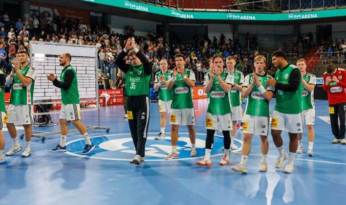 02.09.2026 - Handball - 1. Bundesliga OPEL HBL - Saison 2026 2027 - 02. Spieltag: HC Erlangen Metropolregion Nürnberg HCE - TSV Hannover-Burgdorf ( Die Recken ) - DaMa - xdaxmax - Mannschaft Team des TSV Hannover-Burgdorf bedankt sich nach Spielende bei Zuschauer Publikum Fans