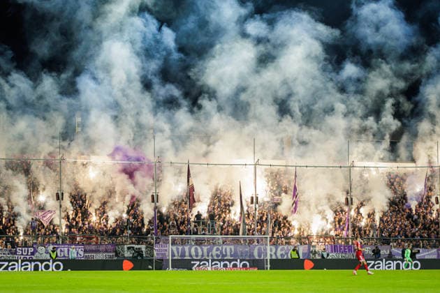 Im Fanblock von VfL Osnabrueck wird Pyrotechnik gezuendet GER, VfL Osnabrueck vs. FC Bayern Muenchen, Fussball, DFB-Pokal, 1. Runde, Spielzeit 2026 2027, 02.09.2026 DFL Regulations prohibit any use of photographers as image sequences and or quasi-video. GER, VfL Osnabrueck vs. FC Bayern Muenchen, Fussball, DFB-Pokal, 1. Runde, Spielzeit 2026 2027, 02.09.2026 Osnabrueck Copyright: xEibner-Pressefoto JanxRollingerx EP_JSK