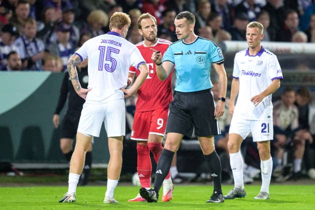 Fußball, DFB-Pokal, 20260902, VfL Osnabrück - FC Bayern München. Im Bild v.l. Bjarke JACOBSEN (Osnabrück, 15), Harry KANE (Bayern, 9), Schiedsrichter Richard HEMPEL. Osnabrück Osnatel Arena Niedersachsen Deutschland Copyright: Passion2Press MarkusxFischerx