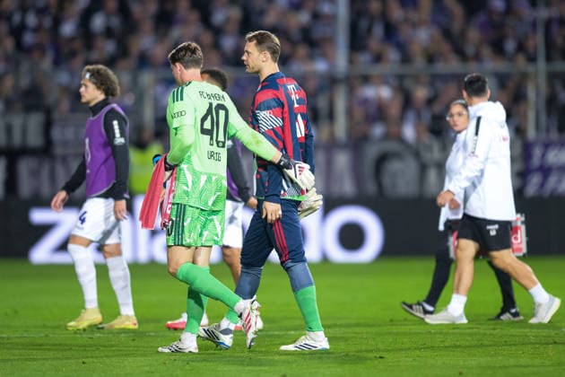 Fußball, DFB-Pokal, 20260902, VfL Osnabrück - FC Bayern München. Im Bild v.l. Torwart Jonas URBIG (Bayern, 40), Torwart Manuel NEUER (Bayern, 1). Osnabrück Osnatel Arena Niedersachsen Deutschland Copyright: Passion2Press MarkusxFischerx