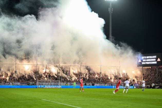 Fußball, DFB-Pokal, 20260902, VfL Osnabrück - FC Bayern München. Im Bild Fans Osnabrück Pyro Pyrotechnik Pyroshow. Osnabrück Osnatel Arena Niedersachsen Deutschland Copyright: Passion2Press MarkusxFischerx