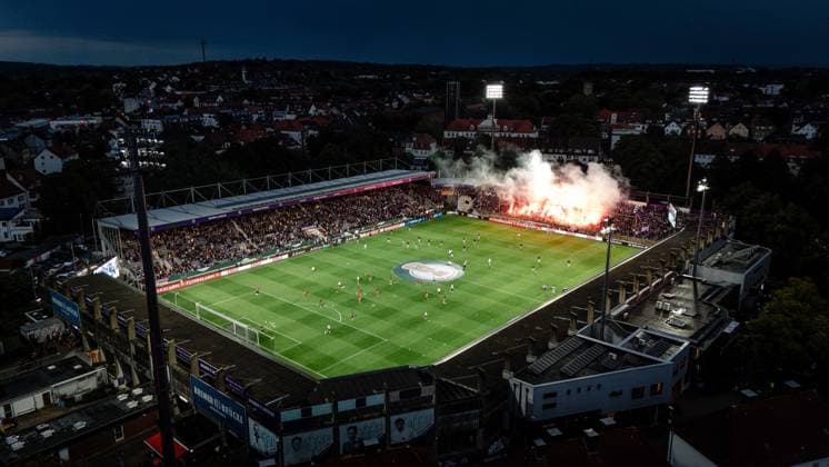 Pyro im Osnabrücker Fanblock, VfL Osnabrueck vs. FC Bayern Muenchen, DFB-Pokal, 1. Runde, 02.09.2026 DFB regulations prohibit any use of photographs as image sequences and or quasi-video Osnabrück Niedersachsen Deutschland