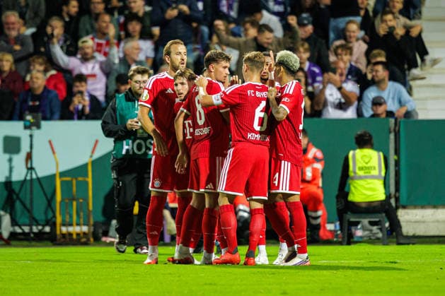 Die Spieler von FC Bayern Muenchen jubeln ueber das Tor zum 1:3 durch Michael Olise (FC Bayern Muenchen, 17) GER, VfL Osnabrueck vs. FC Bayern Muenchen, Fussball, DFB-Pokal, 1. Runde, Spielzeit 2026 2027, 02.09.2026 DFL Regulations prohibit any use of photographers as image sequences and or quasi-video. GER, VfL Osnabrueck vs. FC Bayern Muenchen, Fussball, DFB-Pokal, 1. Runde, Spielzeit 2026 2027, 02.09.2026 Osnabrueck Copyright: xEibner-Pressefoto JanxRollingerx EP_JSK
