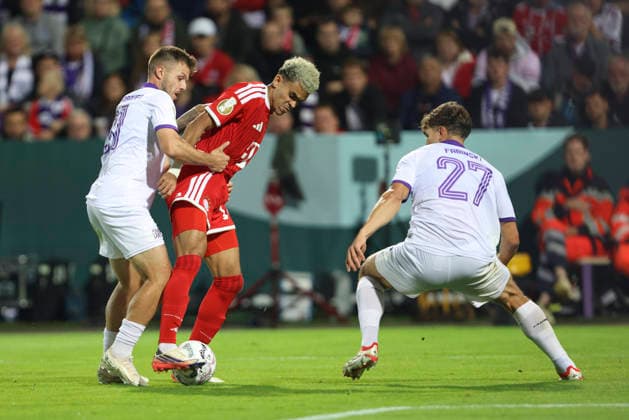 Patrick Kammerbauer (VfL Osnabrueck), Luis Diaz (FC Bayern Muenchen) und Robin Fabinski (VfL Osnabrueck) im Zweikampf waehrend des DFB-Pokal Spiels zwichen VfL Osnabrueck v FC Bayern Muenchen, Bremer Bruecke am 02. September 2026 in Osnabrueck, Deutschland. (Foto von Oliver Kaelke DeFodi Images) +++ Patrick Kammerbauer (VfL Osnabrueck), Luis Diaz (FC Bayern Muenchen) und Robin Fabinski (VfL Osnabrueck) battle for the ball during the DFB-Pokal match between VfL Osnabrueck v FC Bayern Muenchen at Bremer Bruecke on September 2, 2026 in Osnabrueck, Germany. (Photo by Oliver Kaelke DeFodi Images) (Photo by Oliver Kaelke DeFodi Images) -