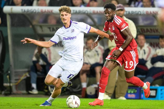 Fußball, DFB-Pokal, 20260902, VfL Osnabrück - FC Bayern München. Im Bild v.l. Luca RAIMUND (Osnabrück, 17), Alphonso DAVIES (Bayern, 19) Zweikampf Ball. Osnabrück Osnatel Arena Niedersachsen Deutschland Copyright: Passion2Press MarkusxFischerx