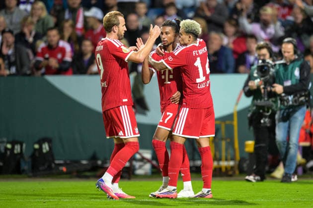 Fußball, DFB-Pokal, 20260902, VfL Osnabrück - FC Bayern München. Im Bild Tor 1:3, v.l. Harry KANE (Bayern, 9) Torschütze, Michael OLISE (Bayern, 17), Luis DIAZ (Bayern, 14). Osnabrück Osnatel Arena Niedersachsen Deutschland Copyright: Passion2Press MarkusxFischerx