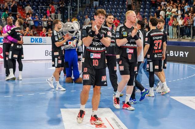 02.09.2026 - Handball - 1. Bundesliga OPEL HBL - Saison 2026 2027 - 02. Spieltag: HC Erlangen Metropolregion Nürnberg HCE - TSV Hannover-Burgdorf ( Die Recken ) - DaMa - xdaxmax - Florian Scheerer (10, HC Erlangen HCE ) und Mannschaft Team enttäuscht Enttäuschung nach Spielende