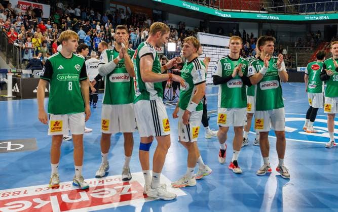 02.09.2026 - Handball - 1. Bundesliga OPEL HBL - Saison 2026 2027 - 02. Spieltag: HC Erlangen Metropolregion Nürnberg HCE - TSV Hannover-Burgdorf ( Die Recken ) - DaMa - xdaxmax - Mannschaft Team des TSV Hannover-Burgdorf bedankt sich nach Spielende bei Zuschauer Publikum Fans
