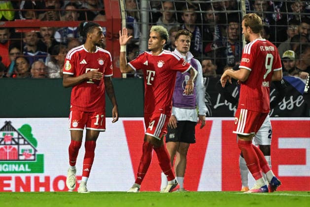 DFB Pokal - 26 27 - VfL Osnabrück - FC Bayern München am 02.09.2026 an der Bremer Brücke in Osnabrück Jubel, Torjubel, Torschuetze, Torschütze Michael Olise (Bayern Muenchen) jubelt nach seinem Tor zum 1:3 mit Luis Diaz (Bayern Muenchen)